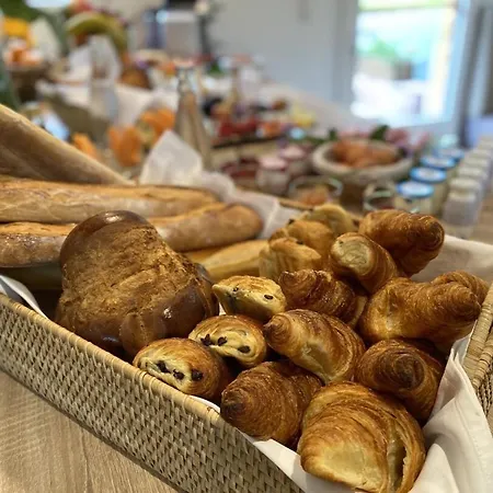 Bed & Breakfast Le Domaine D'angerville - D'hotes 4*